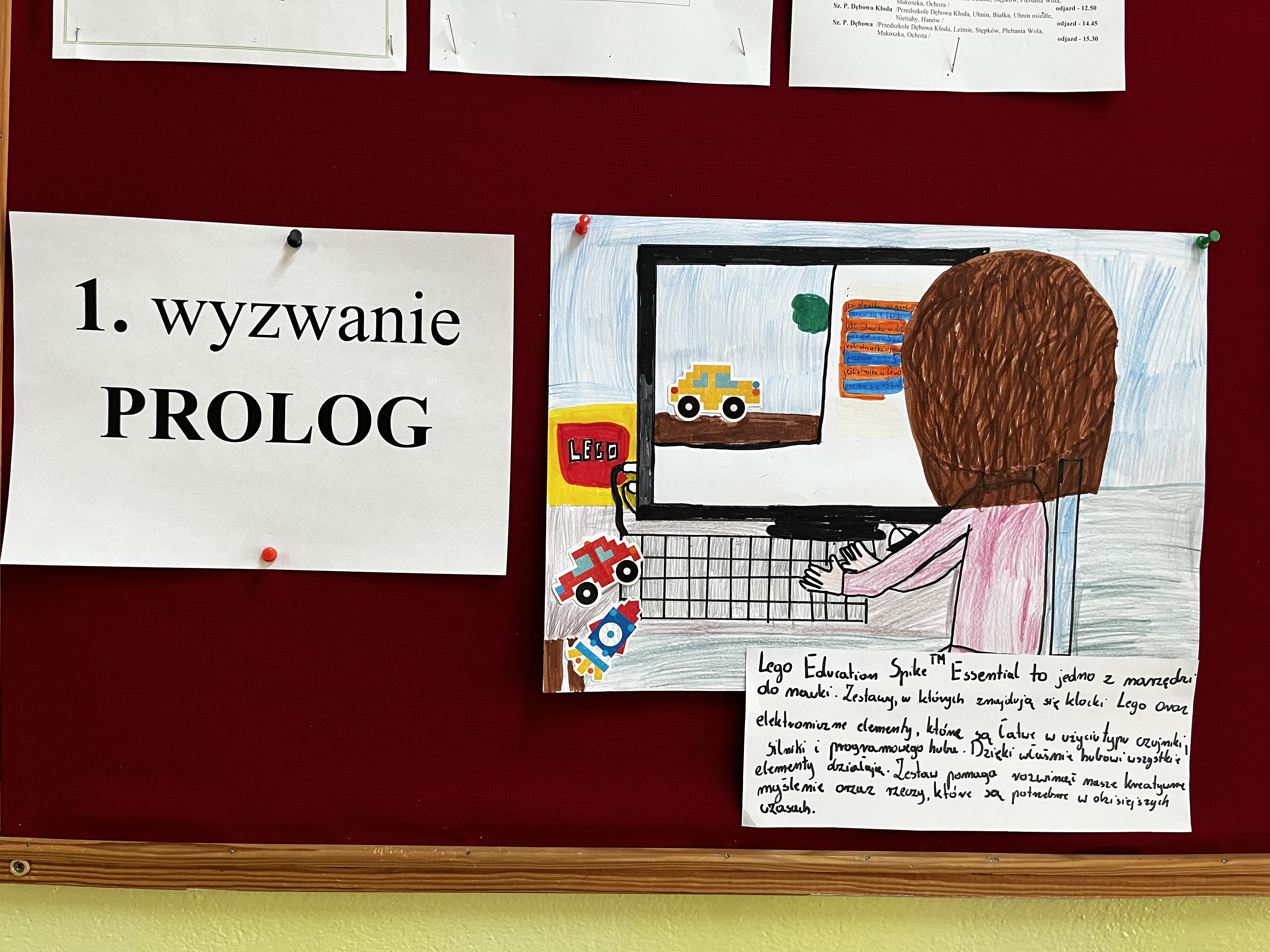 Tablica z plakatami dotyczącymi projektu wyzwania ProLogowe